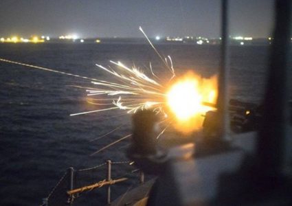 زوارق الاحتلال تفتح نيران أسلحتها الرشاشة تجاه مراكب الصيادين في عرض البحر