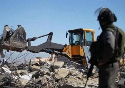 الاحتلال يهدم منشأة بالقرب من بلدة بيت أمر