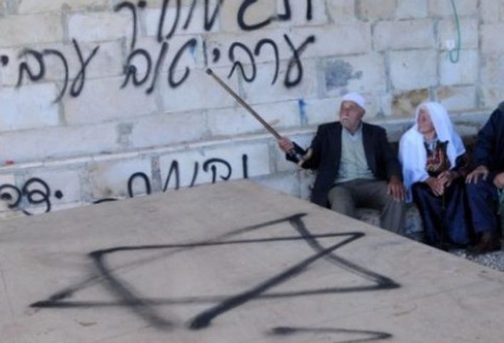 مستوطنون يخطون شعارات عنصرية ويعطبون إطارات مركبات جنوب الأقصى