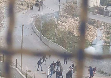 قوات الاحتلال ومستوطنون يحاصرون مدرسة شرق بيت لحم