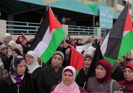 طلبة مدارس وفعاليات مخيم طولكرم يحتجون على تقليصات "الأونروا"