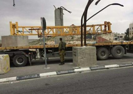 الاحتلال يغلق مداخل بلدتي العيسوية وحزما في القدس