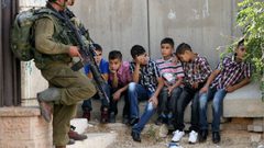الاحتلال يفرض الحبس المنزلي على طفل من القدس