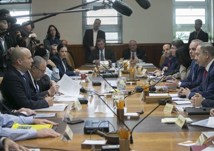 الكابينيت الإسرائيلي يدرس توجيه العمل العسكري ضد إيران