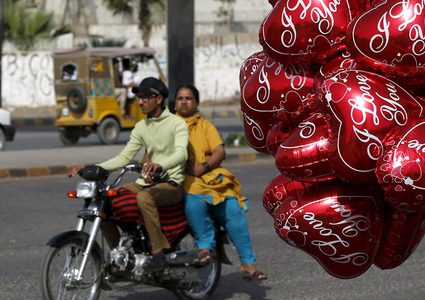 حظر جميع مظاهر الاحتفال بعيد الحب في باكستان