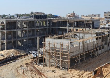 للمتضررين.. توقيع عقود لإنشاء (75) وحدة سكنية شمال غزة