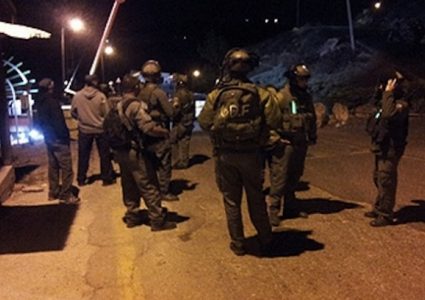 الإحتلال يقتحم حزما وقواته تعتقل شابًا من حي رأس العامود بالقدس