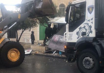 الاحتلال يهدم منشأت تجارية في بلدة العيسوية بالقدس (صور)