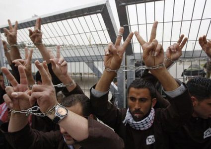 اسرائيل ماضية بقرار اقتطاع رواتب الأسرى وحكومة فلسطين تدين