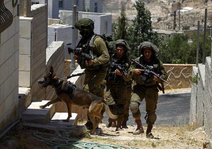 الاحتلال يقتحم منزلين لعائلة الرجبي بالعيسوية