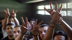 أسرى محررون : الاحتلال يمارس سياسة قرصنة أموال الأسرى لصالح المستوطنات