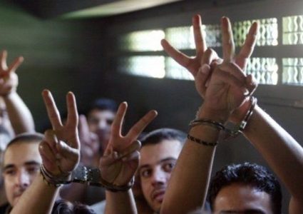 أسرى محررون : الاحتلال يمارس سياسة قرصنة أموال الأسرى لصالح المستوطنات