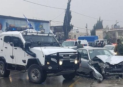 إصابة 4 مواطنين صدمت شرطة الاحتلال مركبتهم بشكل متعمد