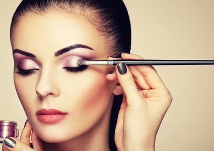 3 حيل عند وضع ظلال العيون تزيد مكياجك رونقاً