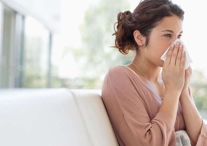 لماذا يجب الابتعاد عن مستحضرات التجميل أثناء الإصابة بالإنفلونزا؟