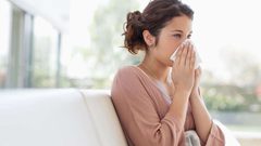 لماذا يجب الابتعاد عن مستحضرات التجميل أثناء الإصابة بالإنفلونزا؟