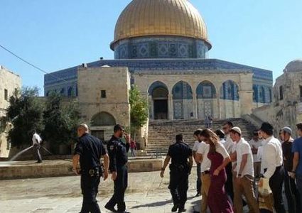 مستوطنون وعناصر مخابرات يقتحمون الأقصى