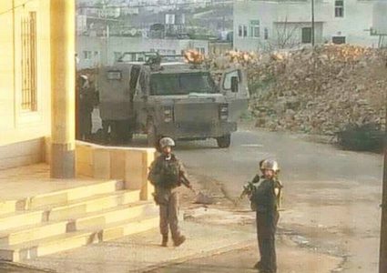 اندلاع مواجهات بعد محاصرة الاحتلال لمنازل في دورا