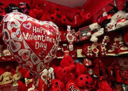 عيد العشاق .. وهم عارم وتجارة رائجة