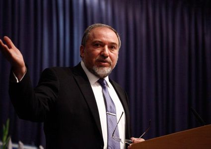 ليبرمان يزعم ان إيران أعلنت حربا على “إسرائيل” وتسعى للتموضع داخل سوريا