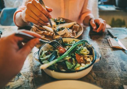 لماذا يجب تناول الطعام ببطئ؟