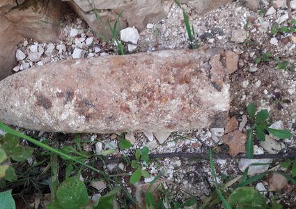 الشرطة تتلف قذيفة مدفع قديمة في مدينة البيرة