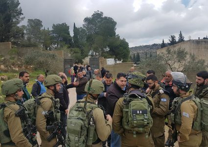 الاحتلال يحاصر مدرسة جنوب نابلس