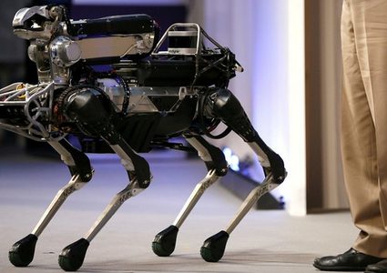 روبوت يفتح بابا لآخر والنساء أولاً!