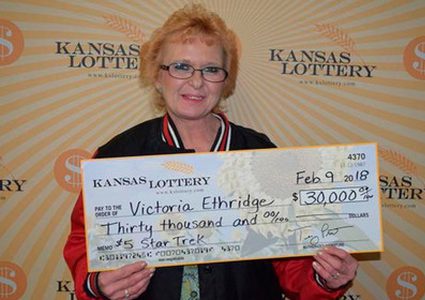 أمريكية تربح الآلاف الدولارات بالصدفة