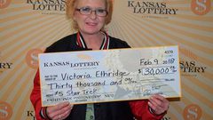 أمريكية تربح الآلاف الدولارات بالصدفة