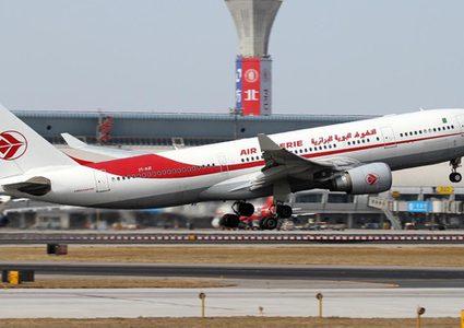 طائرة جزائرية أقلعت من فرنسا.. مخلفة قطعة من العجلات