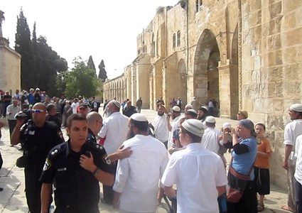 توتر بين حرّاس الأقصى ومستوطنين حاولوا إقامة طقوس تلمودية