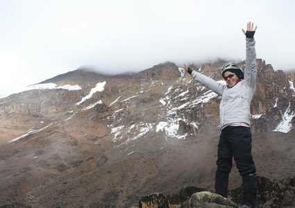 "بساق صناعية" أصغر إمرأة فلسطينية تتسلق جبل كلمنجارو