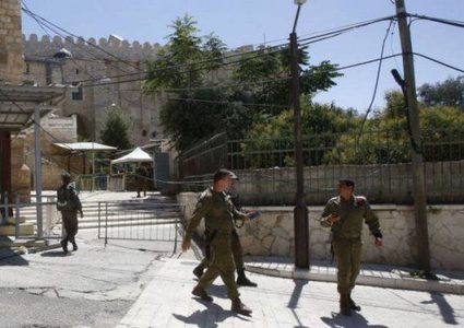 الاحتلال يحتجز فتاة على حاجز أبو الريش قرب الحرم الإبراهيمي