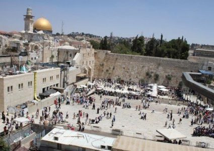 الاحتلال يضع رافعة بناء ضخمة في ساحة البراق غربي الاقصى