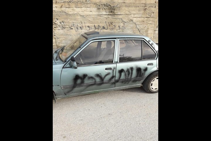 مستوطنون يخطّون شعارات "الانتقام" و "الموت للعرب" في قرية يتما(صور)