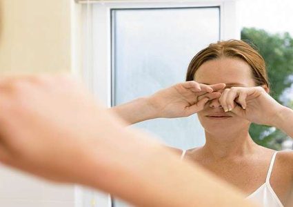 لماذا ترى ألوانا غريبة عند فرك العيون