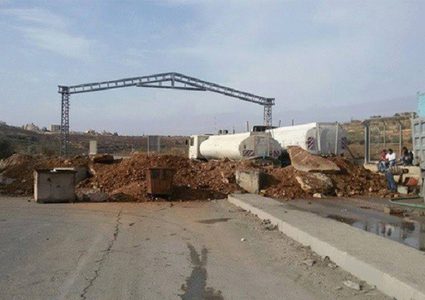 الاحتلال يغلق الطرق الفرعية المحيطة ببلدة بيتا (صور)