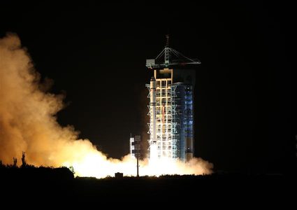 الصين تطلق قمرين اصطناعيين للملاحة الفضائية