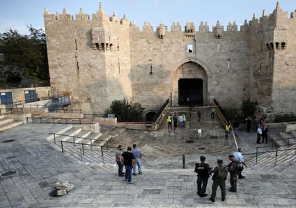 الاحتلال ينصب برج مراقبة على مدخل باب العامود "صور"