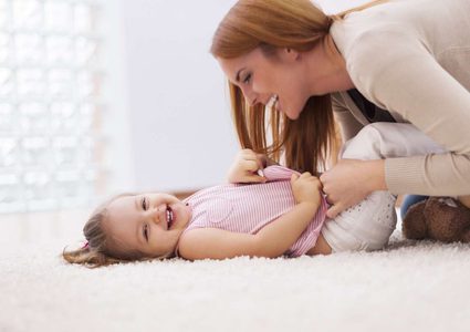 دغدغة طفلك قد يكون سبب وفاته!