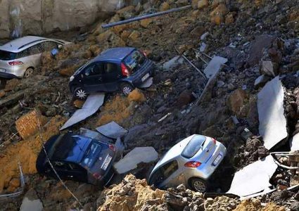 حفرة تبتلع 6 سيارات في شارع سكني