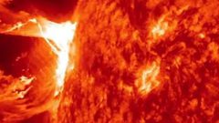 "ديلى ميل": عاصفة شمسية ضخمة تعطل شبكات الكهرباء والأقمار الصناعية