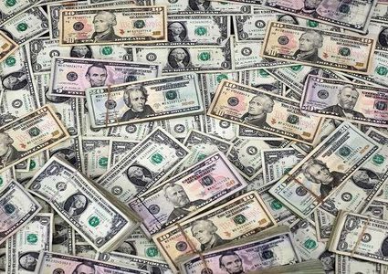 الدولار يتجه لتسجيل أسوأ أسبوع له في 9 أشهر