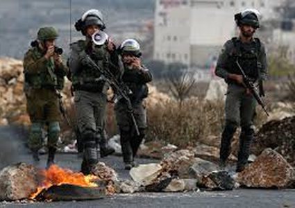 اصابة بالرصاص الحي واخرى بقنبلة غاز والعشرات بالاختناق في قرية المزرعة الغربية