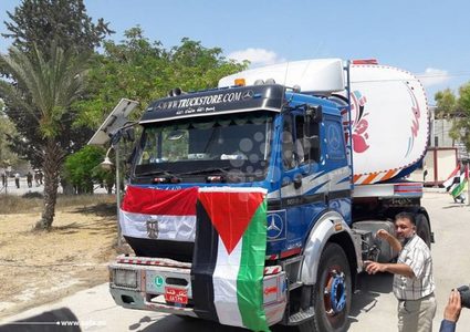مصر تسمح بإدخال شاحنات محملة بالوقود إلى قطاع غزة