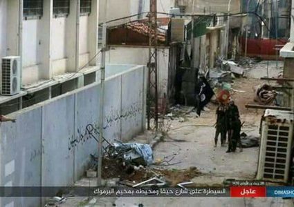 عناصر "داعش" ينهبون منازل الأهالي في مخيم اليرموك