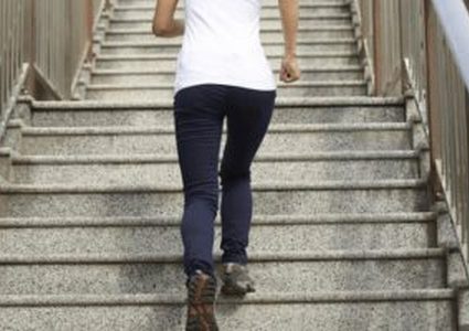 أضرار صعود الدرج على صحة العظام