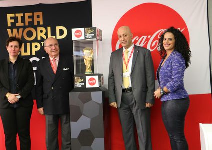 المشروبات الوطنية والاتحاد الفلسطيني لكرة القدم يحتفلان باستقبال النسخة الأصلية لكأس العالم بفلسطين