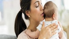 لهذا السبب يتوقف الأطفال عن البكاء عند حملهم!